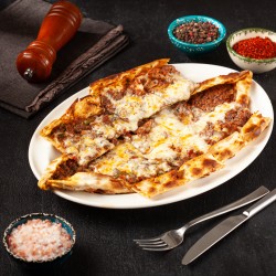Karışık Pide ( Dana kıyma ve dana kuşbaşı eti, domates, biber, soğan, isot, kaşar peyniri ile servis  edilir)