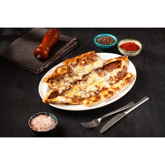 Karışık Pide ( Dana kıyma ve dana kuşbaşı eti, domates, biber, soğan, isot, kaşar peyniri ile servis  edilir)