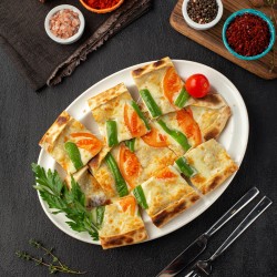Kaşarlı Sebzeli( Kaşar peyniri, domates, biber, mayasız hamur)