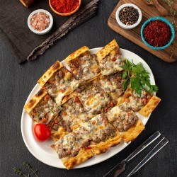 Kuşbaşı Kaşarlı (Dana antrikot eti, domates, biber, kaşar peyniri) 