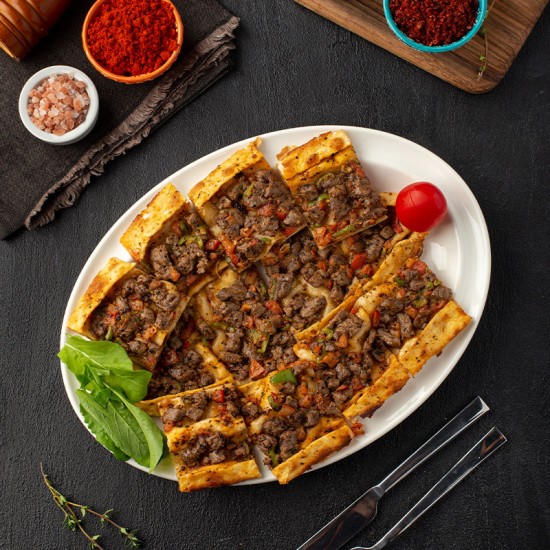 Kuşbaşılı Pide (Dana antrikot eti, domates, biber)
