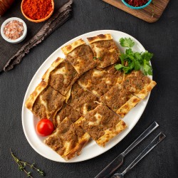 Kıymalı Pide (Dana kıyması, domates, soğan, maydanoz, isot, mayasız hamur)