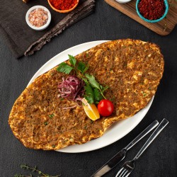 Lahmacun ( Dana kıyma eti, domates, soğan, maydanoz, isot, mayasız hamur)