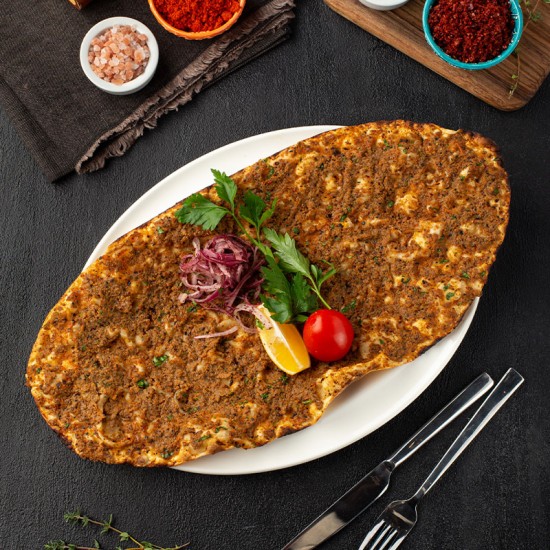 Lahmacun ( Dana kıyma eti, domates, soğan, maydanoz, isot, mayasız hamur)