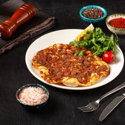 Tabakaltı Lahmacun ( Lahmacun ve pide harcı karışımı, dana eti, mayasız hamur)