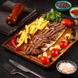 Bonfile Lokum (Dana bonfile eti, patates kızartması, mantar, sarımsak ve garnitürler ile servis edilir)