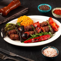 Domatesli Kebap (Domates biber ve garnitürler ile servis edilir)
