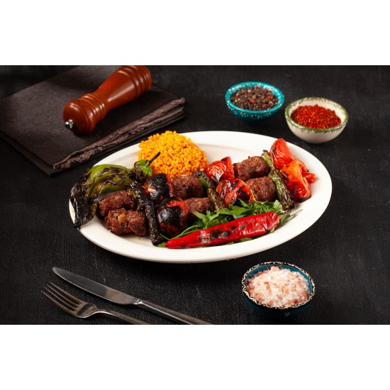 Domatesli Kebap (Domates biber ve garnitürler ile servis edilir)