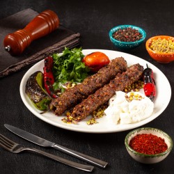 Fıstıklı Kebap (Kuzu ve dana zırh kıyması, tuz, antep fıstığı ve yogurt ile servis edilir)