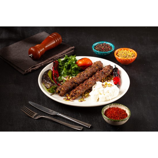 Fıstıklı Kebap (Kuzu ve dana zırh kıyması, tuz, antep fıstığı ve yogurt ile servis edilir)