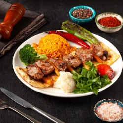 Kemikli Kuşbaşı( Kuzu kaski eti, pilav, köz domates ve biber)
