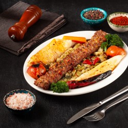 Közleme Kebap (Kuzu zırh eti, közlenmiş patlıcan, biber, fırın lavaşı)