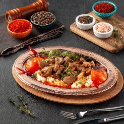 Ali Nazik ( Közlenmiş patlıcan, sarımsaklı yoğurt, kuzu kuşbaşı eti tereyağı ile servis edilir)