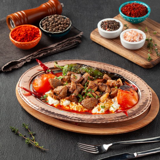 Ali Nazik ( Közlenmiş patlıcan, sarımsaklı yoğurt, kuzu kuşbaşı eti tereyağı ile servis edilir)