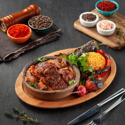 Altı Ezmeli (Kiremitte acılı adana, kuzu şiş, özel sosu, pilav ile servis edilir)