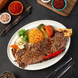 Biftek ( Dana antrikot eti, patates kızartması, sotelenmiş mantar ve sarımsak ile servis edilir)