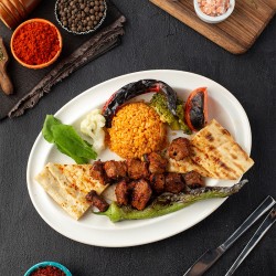 Kuzu Şiş ( Kuzu but, köz domates biber, bulgur pilavı)