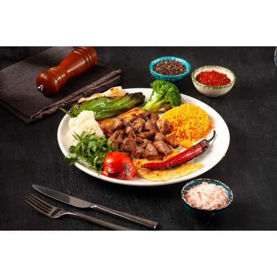 Çöp Şiş (Özel marine edilmiş kuzu but eti, bulgur pilavı ve garnitürler ile servis edilir)