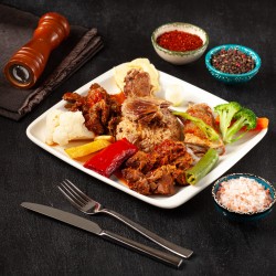 Aşçı Tabağı (Tandır eti, kuzu kavurma, güveç, siverek tava ve dilim kaburga eşliğinde pilavı ve garnitür ile servis edilir)