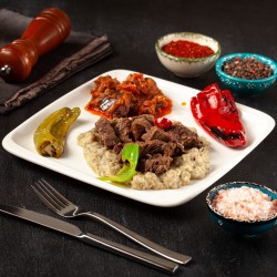 Hünkar Beğendi( Patılıcan ezmesi, tereyağı, un, kaşar ve dana eti) 