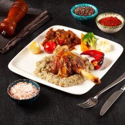 Beğendili İncik ( Patlıcan ezmesi üzerine kuzu incik ve garnitür ile servis edilir)