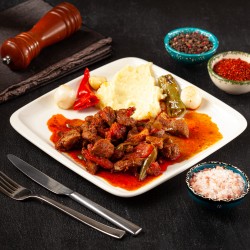 Siverek Tava (Kuzu eti, domates, biber, isot, acılı yemektir)