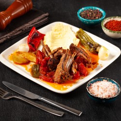 Tepsi Pirzola ( Kuzu sırt, domates, biber, sarımsak, kekik, isot)